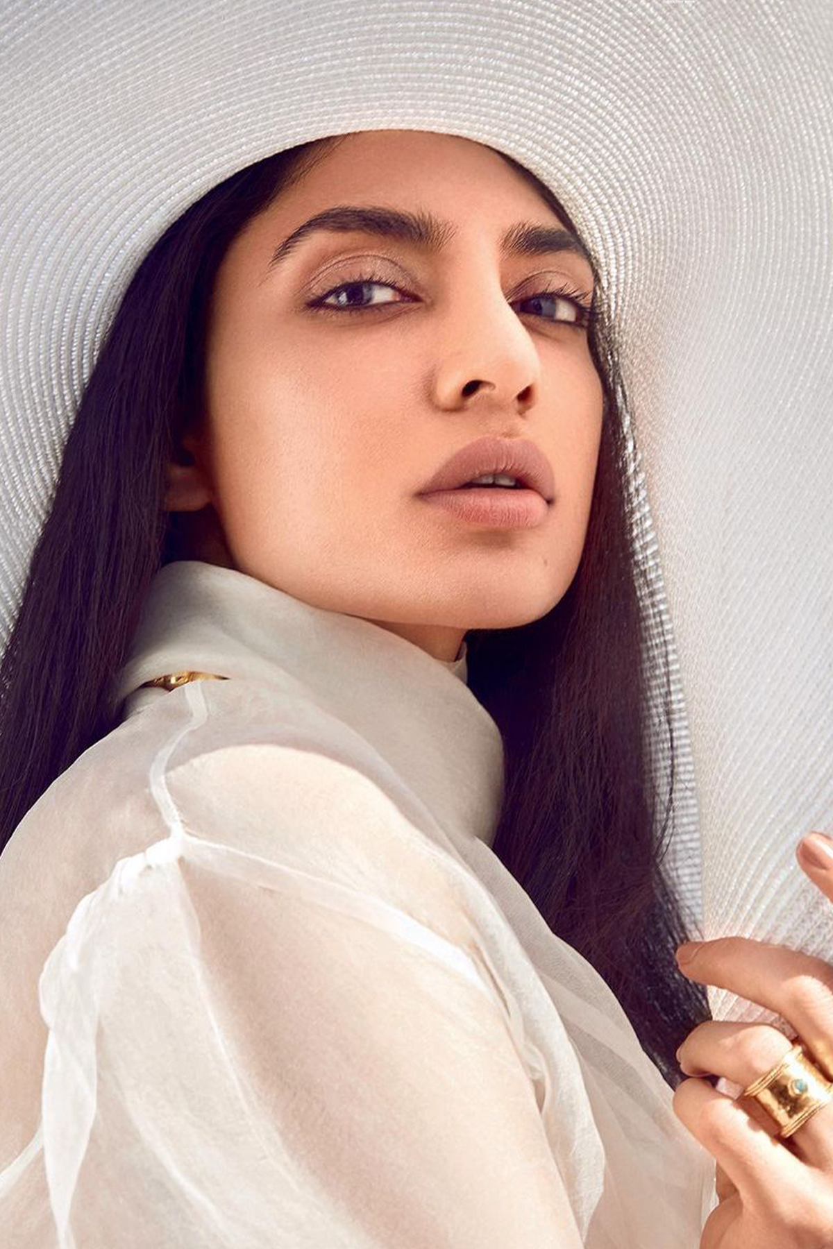 Shobhita Dhulipala In White Organza Tie-Knot Shirt